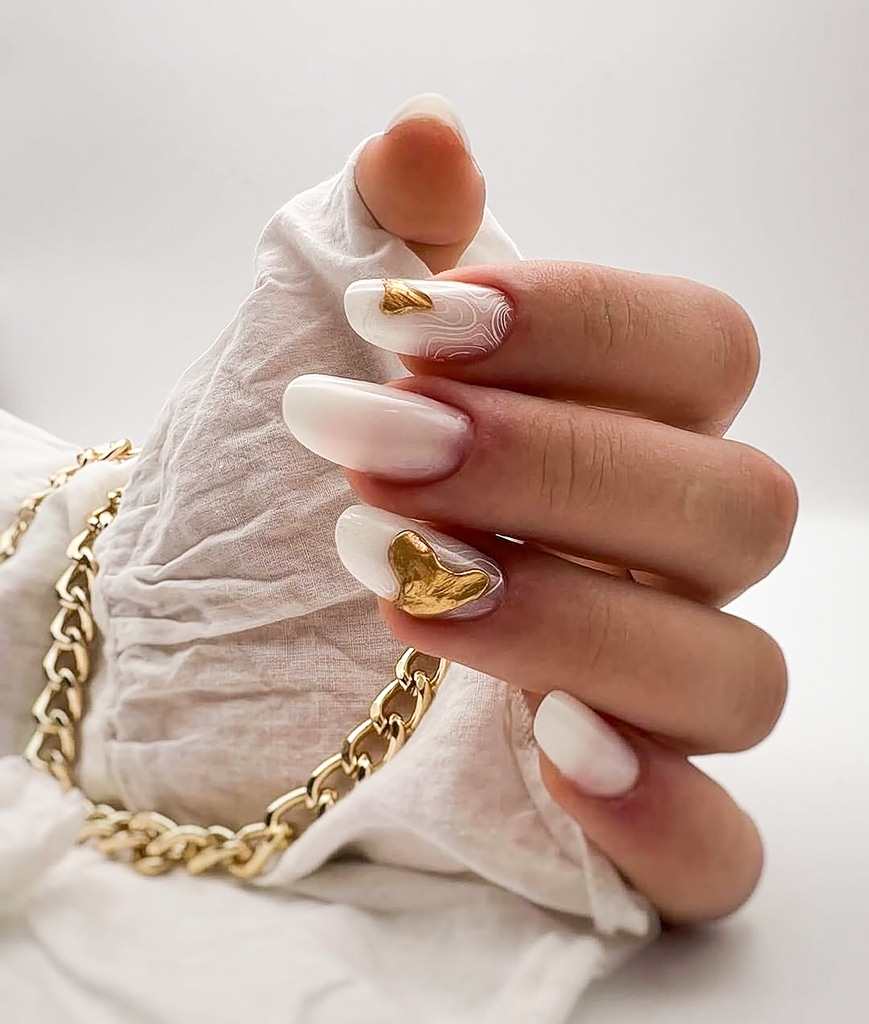 Gold almond nails: Το πιο κομψό μανικιούρ για τα Χριστούγεννα και την Πρωτοχρονιά