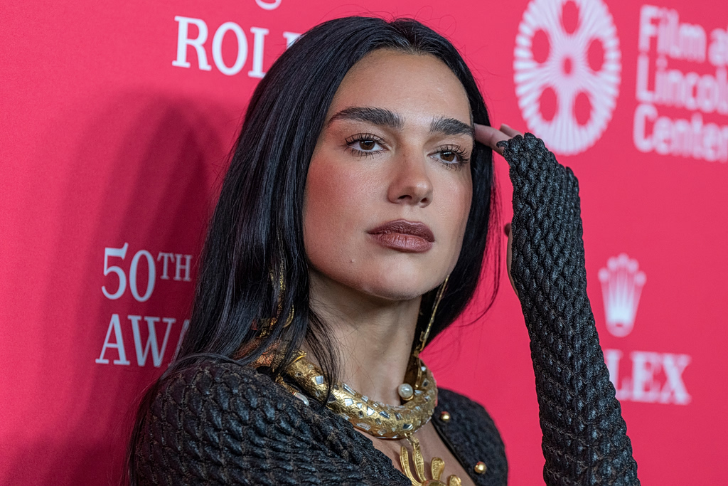 Halo nails: Η τάση στο μανικιούρ που ξεκίνησε η Dua Lipa