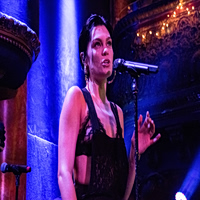 Η Jessie J «λύγισε» στη σκηνή: Δάκρυα, εξομολογήσεις και ένα τραγούδι-φόρος τιμής στον σωματοφύλακά της