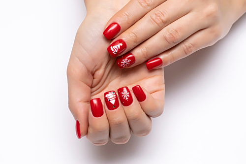 Κοντά νύχια: Τα εορταστικά mani που θα κλέψουν τις εντυπώσεις