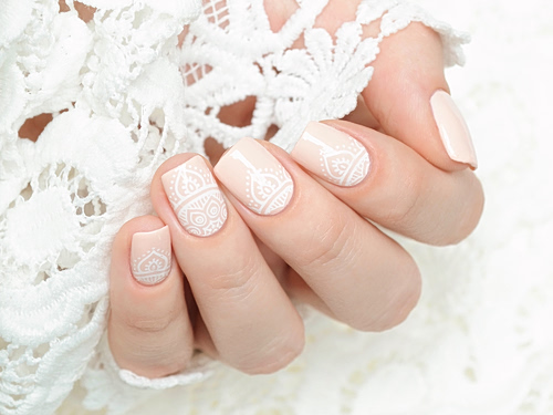 Lace nails: Το πιο ρομαντικό mani του χειμώνα