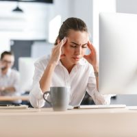 Μισοκινησία: Γιατί μας ενοχλούν τόσο οι νευρικές κινήσεις των άλλων;