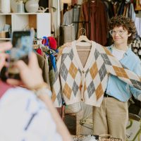 Gen Z και millennials φορούν, δανείζουν, επιστρέφουν
