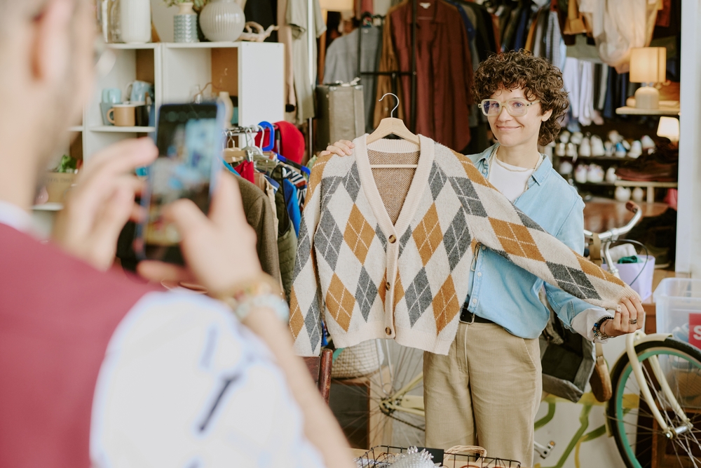 Gen Z και millennials φορούν, δανείζουν, επιστρέφουν