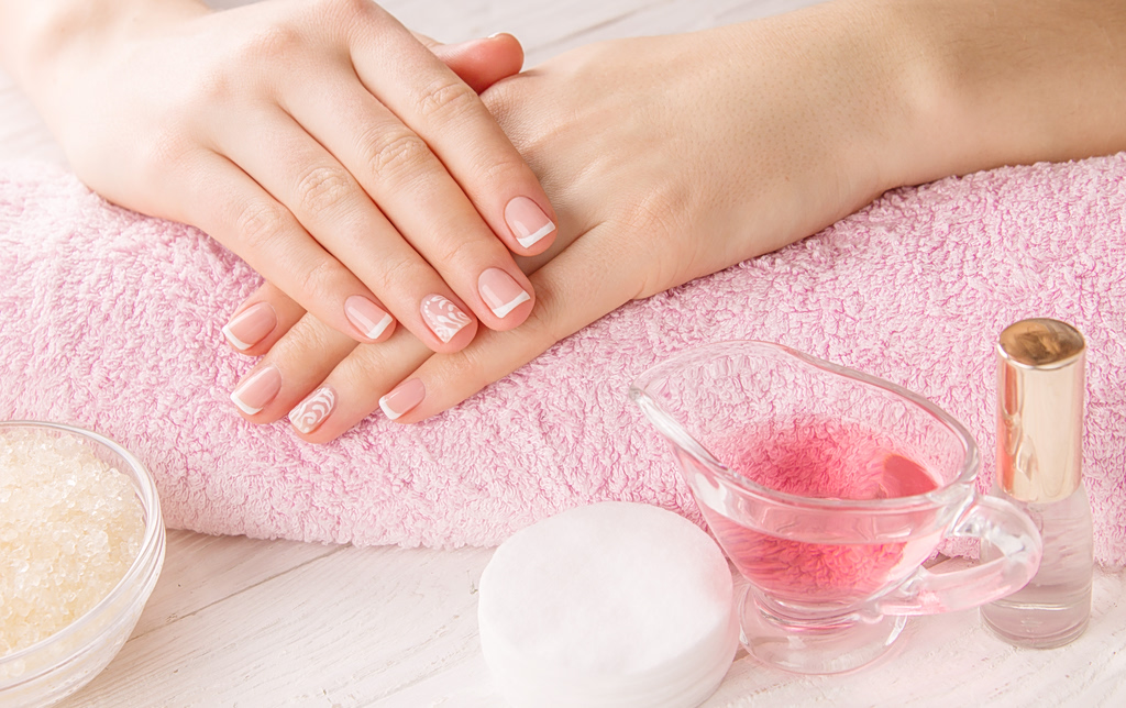 Straight French Manicure: Η νέα εκδοχή του γαλλικού που αξίζει να δοκιμάσετε