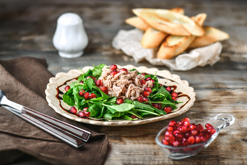 Τονοσαλάτα με καστανό ρύζι, ρόδι και σταφίδα