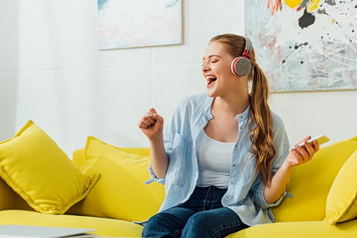 Η δύναμη του τραγουδιού: Πώς βελτιώνει την υγεία και ενισχύει την ευημερία μας;