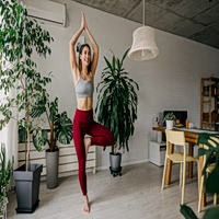 (Oh Christmas) Tree pose: Μια στάση της γιόγκα για δύναμη και ισορροπία