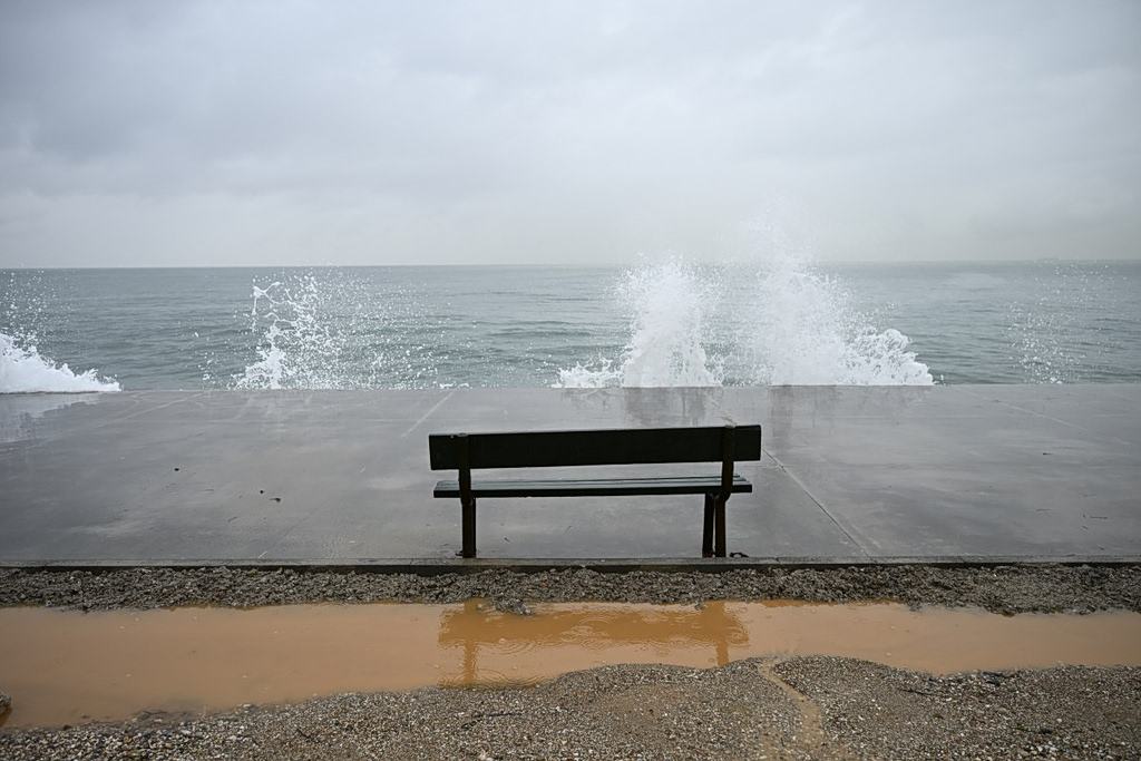 Καιρός: Ανεβαίνει η θερμοκρασία, παραμένουν οι άνεμοι – Πού θα βρέξει