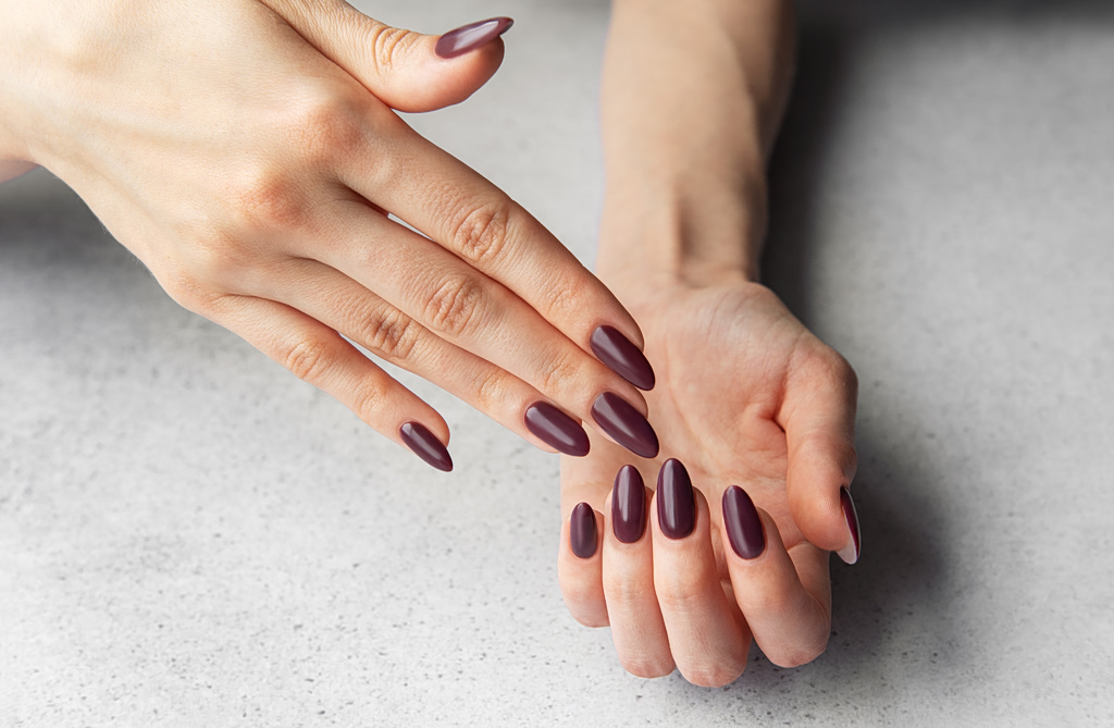 Σας αρέσουν τα αμυγδαλωτά νύχια; 5 nail designs για να υιοθετήσετε
