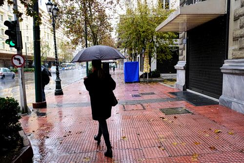 Καιρός: Ανεβαίνει η θερμοκρασία, παραμένουν οι άνεμοι – Πού θα βρέξει