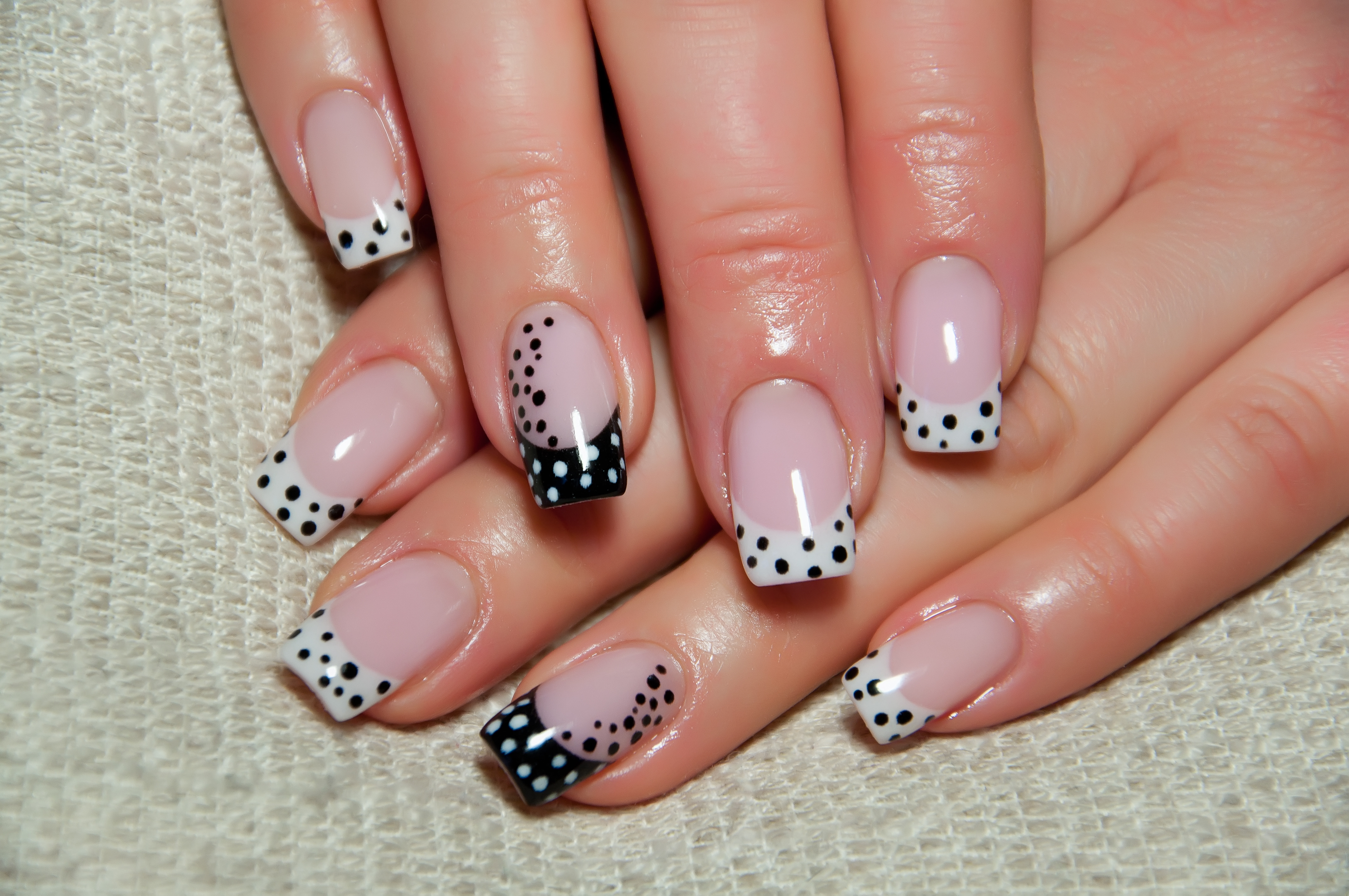 Dalmatian nails: Η νέα παιχνιδιάρικη τάση στο μανικιούρ