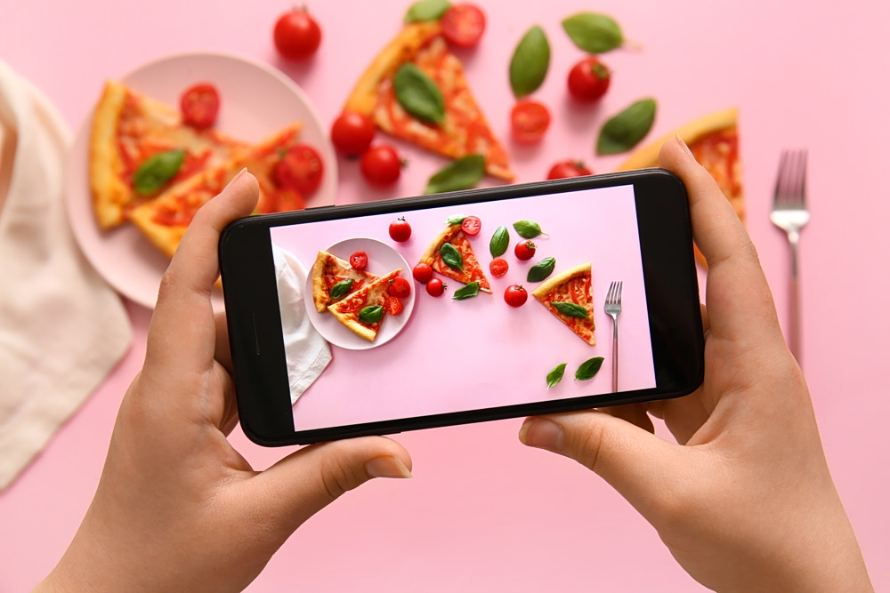 Φαγητό: Τι είναι το «performative eating» και πώς επηρεάζει τη ζωή μας