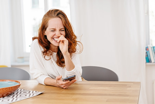 Γέλιο: Πώς καταφέρνει να «γυμνάζει» το σώμα;