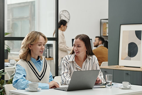 Η Gen Z αλλάζει τους κανόνες: Τι είναι ο «μινιμαλισμός καριέρας» και γιατί κερδίζει έδαφος