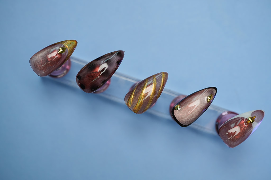 Glamoratti nails: Η τάση που φέρνει τον μαξιμαλισμό στα μανικιούρ