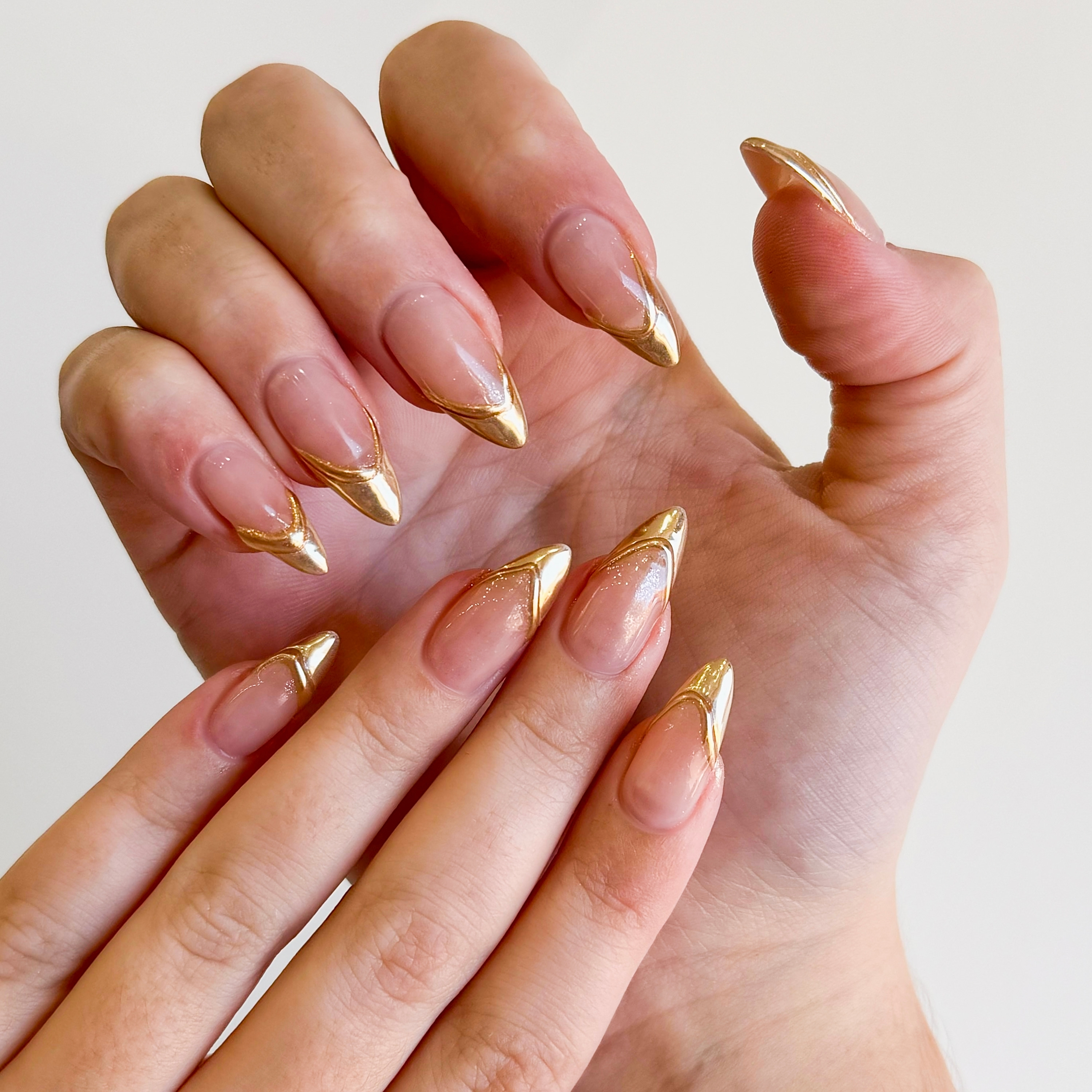 Gold nails: Η τάση που θα σας χαρίσει μανικιούρ από… χρυσό