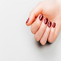 Είστε άνω των 50; Αυτά είναι τα ιδανικά χρώματα νυχιών για εσάς