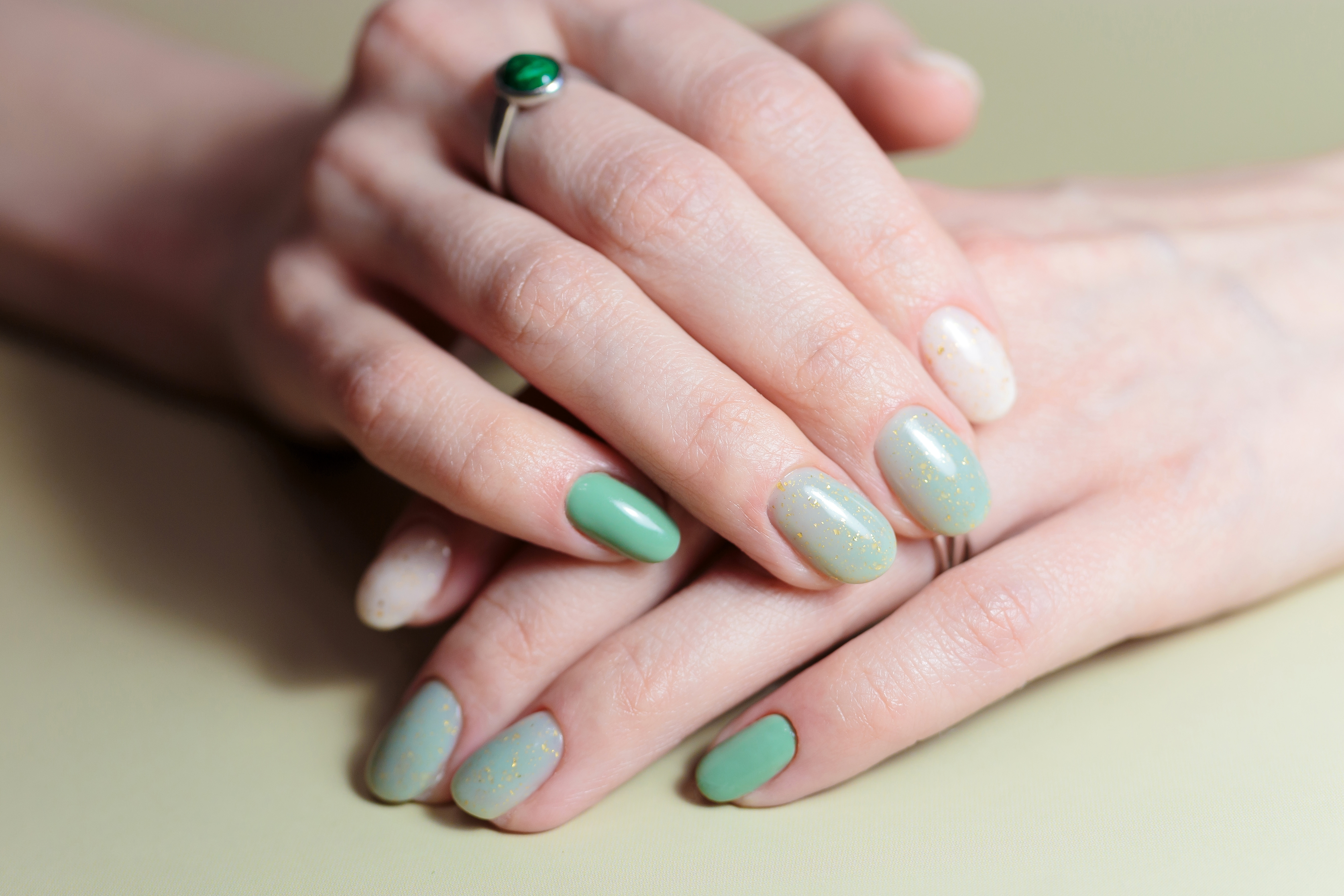 Jade nails: Η τάση στο μανικιούρ που θα σας φέρει καλή τύχη