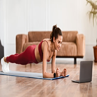 Έξω έχει κρύο; 5 ιδέες για να μείνετε σε φόρμα χωρίς να βγείτε από το σπίτι