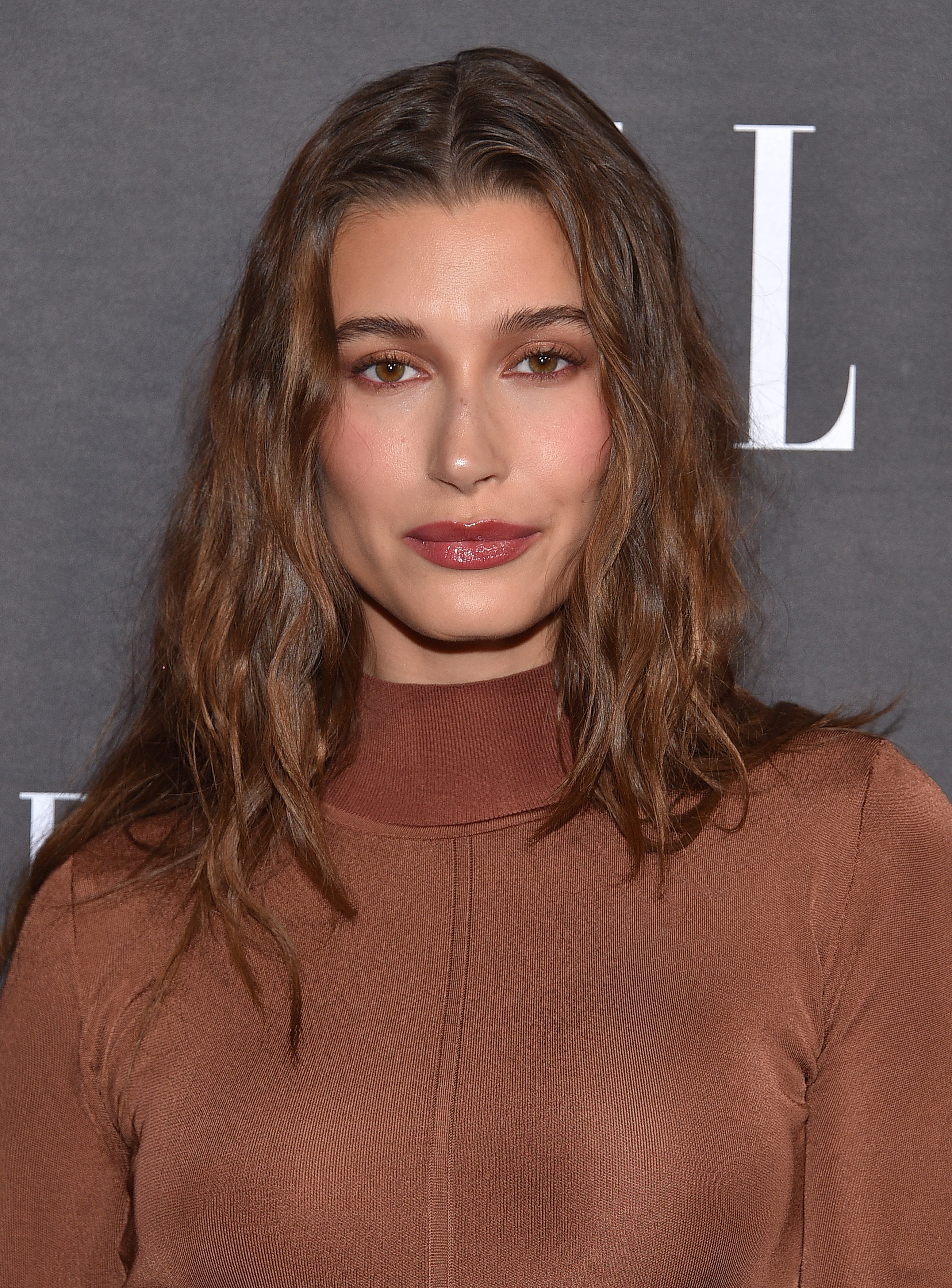 4 μυστικά μακιγιάζ από τη makeup artist της Hailey Bieber