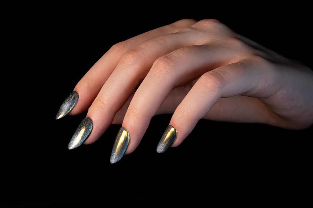 Τα μεταλλικά mani είναι στα top trends το φετινό χειμώνα