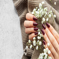 Mulled wine nails: Το πιο cozy mani trend της σεζόν