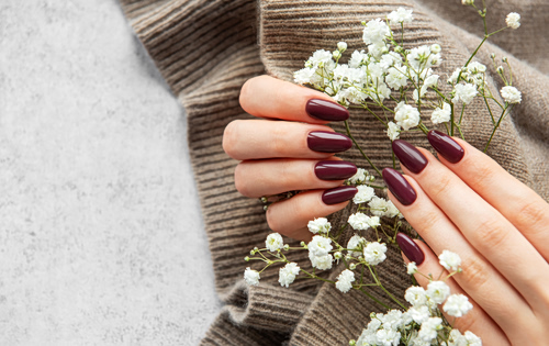 Mulled wine nails: Το πιο cozy mani trend της σεζόν