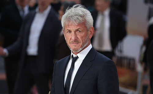 Σον Πεν: Ποια είναι η 30χρονη σύντροφός του;