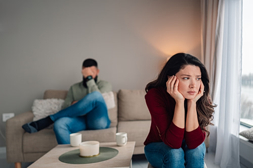 3 τρόποι που η πίεση από τη δουλειά βλάπτει τη σχέση σας