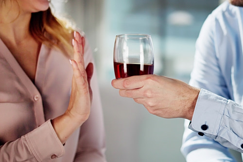 Περισσότερο αλκοόλ, μεγαλύτερος κίνδυνος: Τι δείχνουν τα δεδομένα για τον καρκίνο του παχέος εντέρου