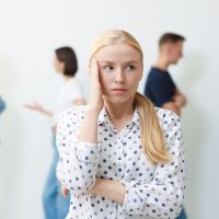 Spotlight Effect: Όλοι μας κοιτάζουν ή κανείς δεν νοιάζεται;