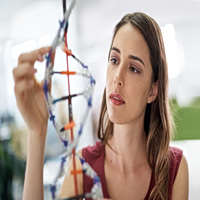 SuperAgers: Το γενετικό πλεονέκτημα που κρατά το μυαλό «ξυράφι» στα 80