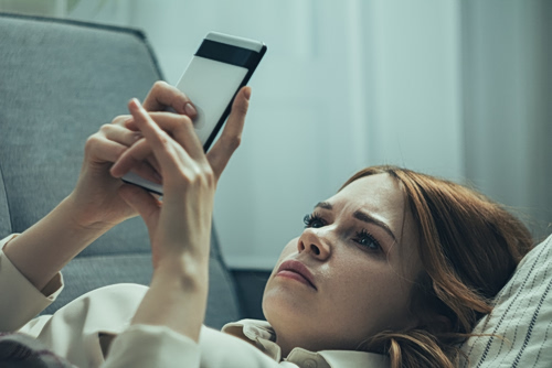 Doomscrolling: Πώς επηρεάζει την ψυχική μας υγεία & πώς σπάμε τον κύκλο