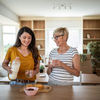 Δυνατά οστά στα 60+; Η επιστήμη προτείνει γάλα μετά την άσκηση