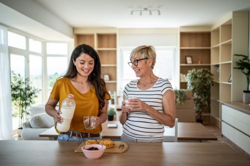 Δυνατά οστά στα 60+; Η επιστήμη προτείνει γάλα μετά την άσκηση