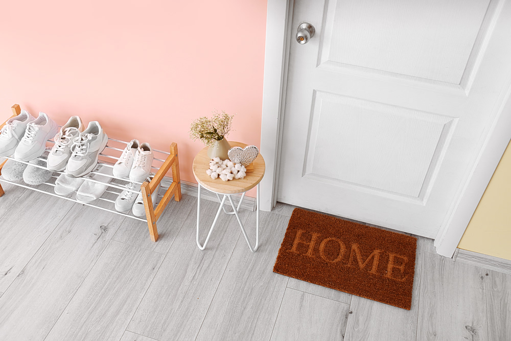 Εσείς ζητάτε από τους καλεσμένους σας να βγάζουν τα παπούτσια τους;