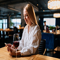 Η αόρατη ηρωίδα της παρέας: Η «μαμά» φίλη που φροντίζει για όλους