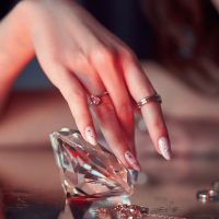 Micro-crystal manicure: Το πιο κομψό και μίνιμαλ μανικιούρ