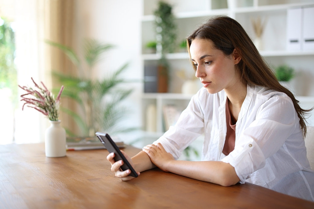 Πρωινό ξύπνημα χωρίς κινητό: Γιατί κάνει τόσο καλό στον εγκέφαλο;