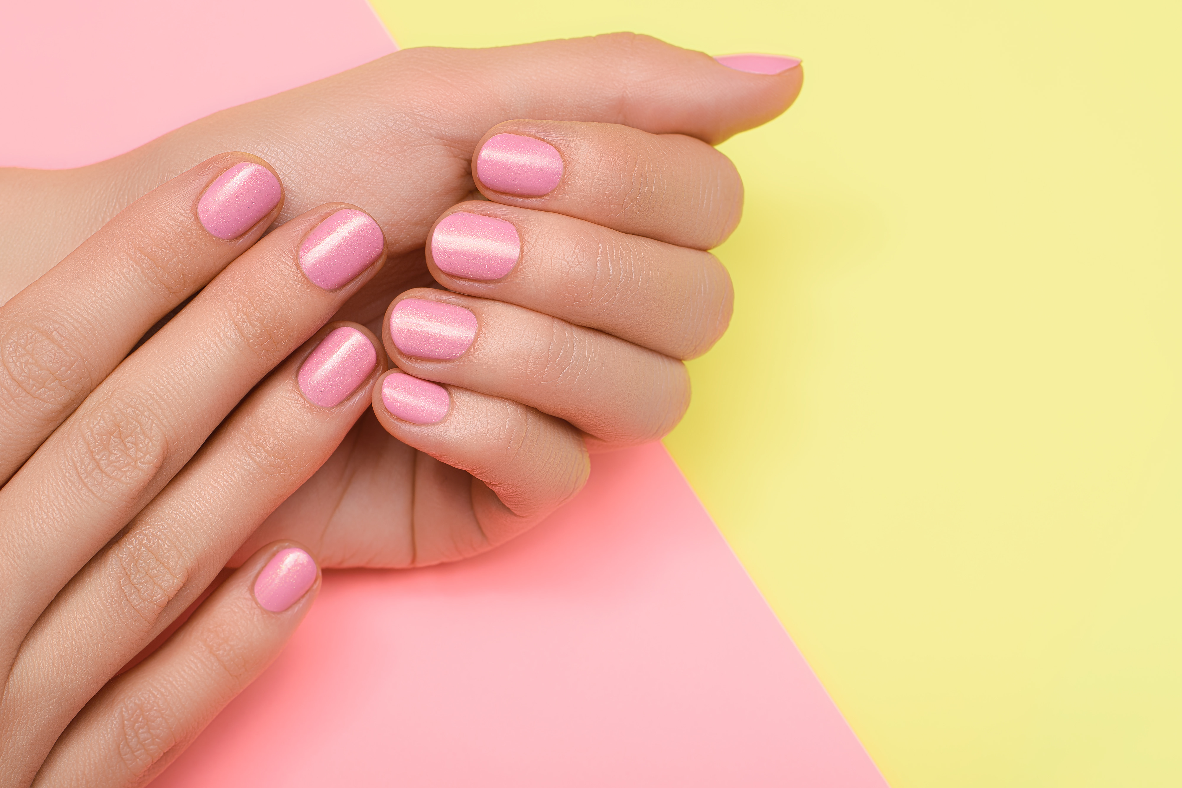 Ροζ νύχια: Τα nail designs που θα κάνετε όλη την άνοιξη