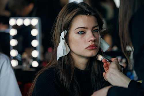 Αυτά είναι τα skin hacks των μοντέλων στα backstage των επιδείξεων μόδας