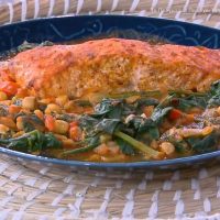 Σολομός με ρεβίθια, σπανάκι και κάρι