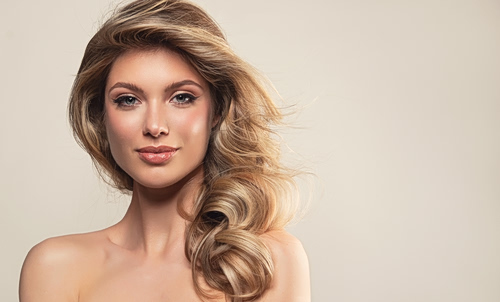 Vanilla Latte Blonde: Το πιο cool χρώμα μαλλιών του φετινού χειμώνα