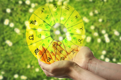 Τα ζώδια σήμερα: Μην λες «όχι» στις νέες γνωριμίες, γιατί ποτέ δεν ξέρεις