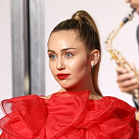 Η Μάιλι Σάιρους «επιστρέφει» στην εμβληματική Hannah Montana