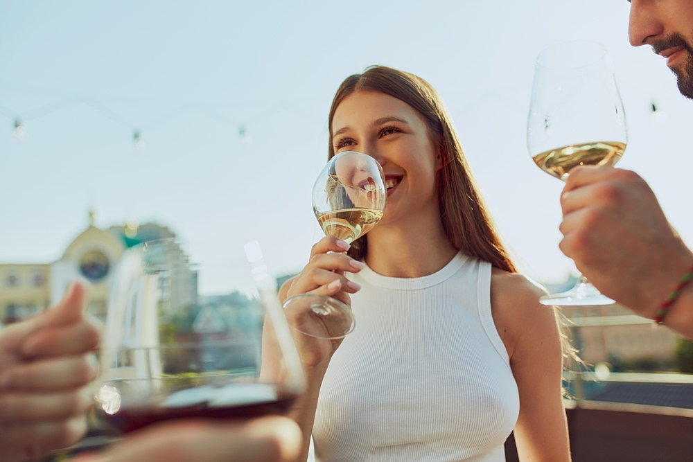 Αλκοόλ & Λίπος: Τι πραγματικά κάνει έστω κι ένα ποτηράκι στο σώμα;