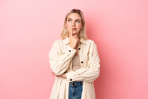 Δεύτερες σκέψεις: Γιατί τείνουμε να αμφιβάλλουμε τόσο συχνά για τον εαυτό μας;