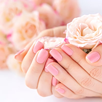 Απαλό ροζ: Το χρώμα που πρέπει να υιοθετήσετε στο μανικιούρ σας αυτήν την άνοιξη