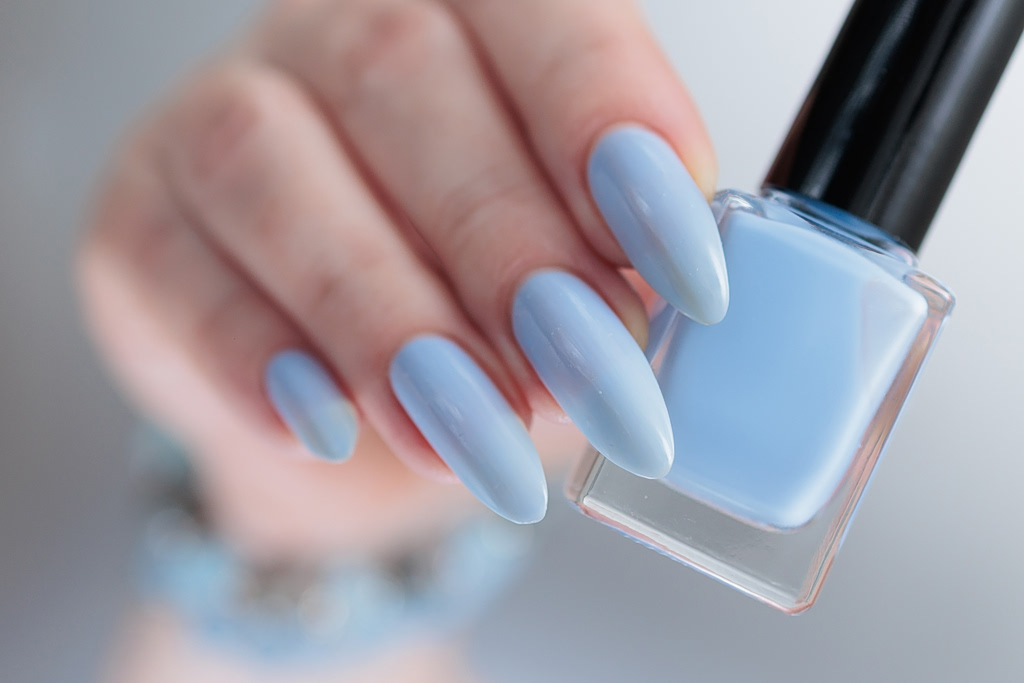 Baby Blue nails: Τα σχέδια που θα σας χαρίσουν το πιο ρομαντικό μανικιούρ